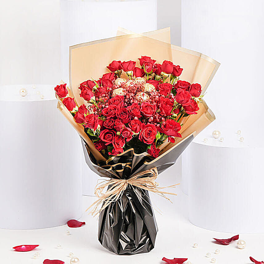 /images/pr/kuwait/l/v20250104105209/rochers-bouquet-with-red-spray-roses_1.jpg