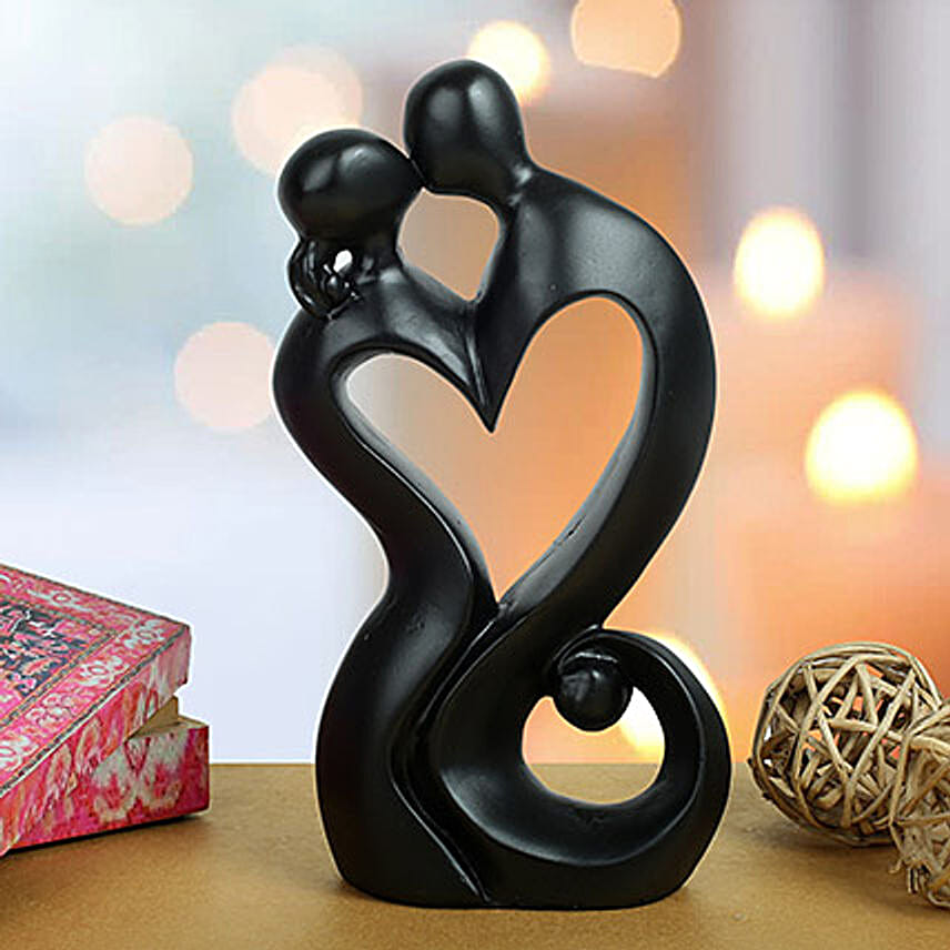 /images/pr/l/v20180120154719/romantic-kiss-day-showpiece_1.jpg