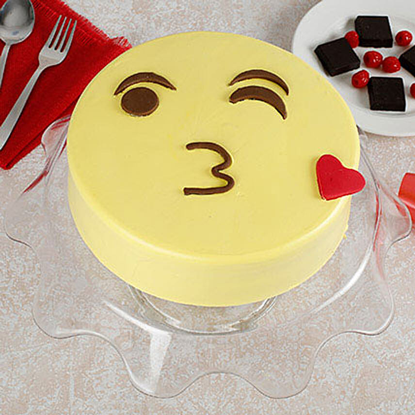/images/pr/l/v20180503152721/cute-kiss-emoji-cream-cake_1.jpg