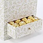 /images/pr/l/v20221207185539/stylish-box-of-red-roses-chocolates_4.jpg