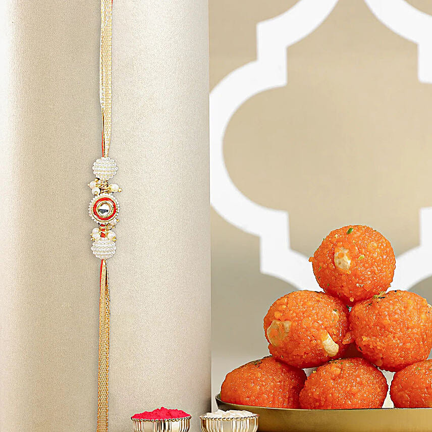 /images/pr/uae/l/v20240723100741/crimson-majestic-pearl-rakhi-n-motichoor-laddoo_1.jpg