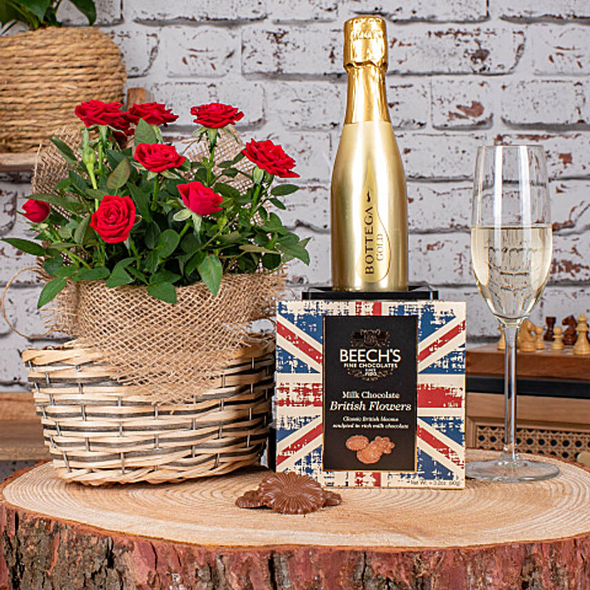 /images/pr/uk/l/v20211101174109/rose-delight-basket-hamper_1.jpg