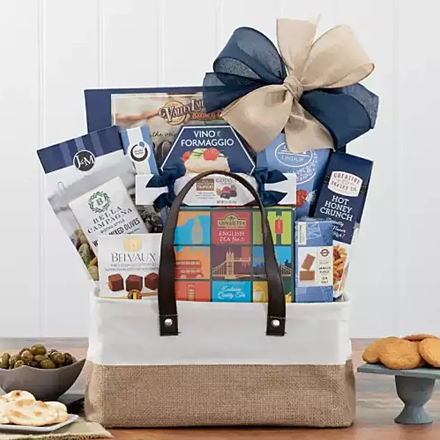 /images/pr/usa/l/v20250529120109/the-holiday-delight-gift-basket_1.jpg