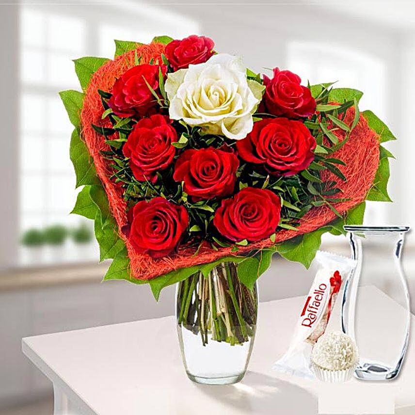 Rose Bouquet Romeo With Vase Und Ferrero Raffaello:Flowers and Chocolates Delivery in Germany