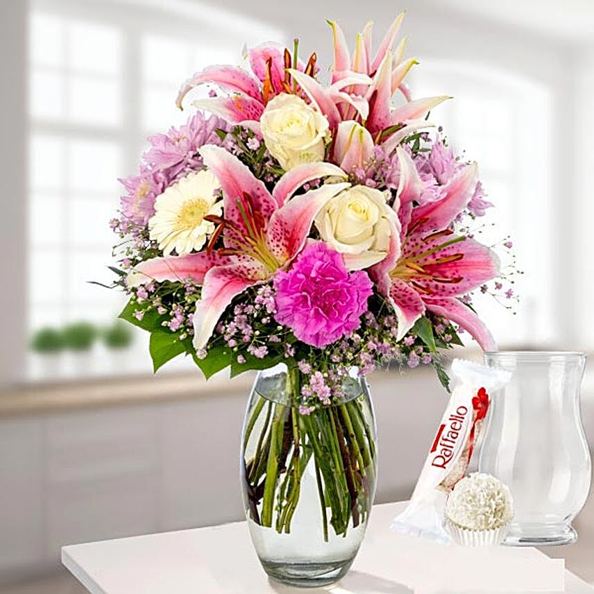 Blumenstrauss Gluecksmoment With Vase Und Ferrero Raffaello