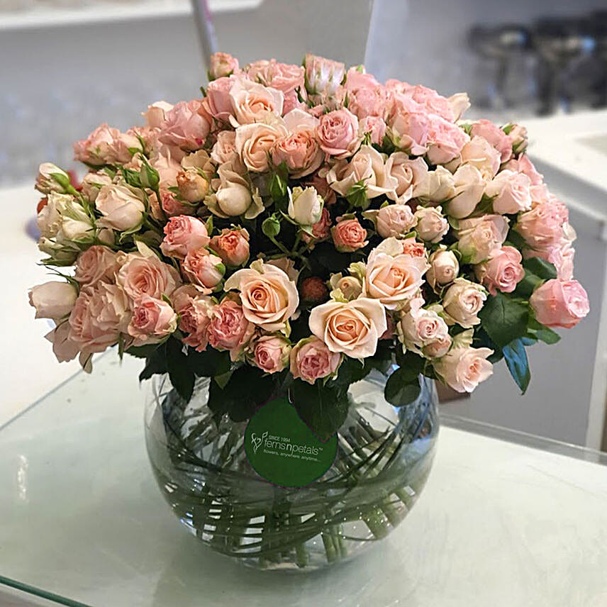 100 Peach Spray Roses In Glass Vase