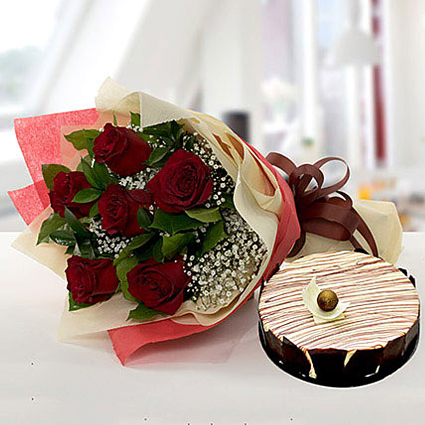 Enchanting Rose Bouquet With Marble Cake KT:Gift Delivery in Kuwait