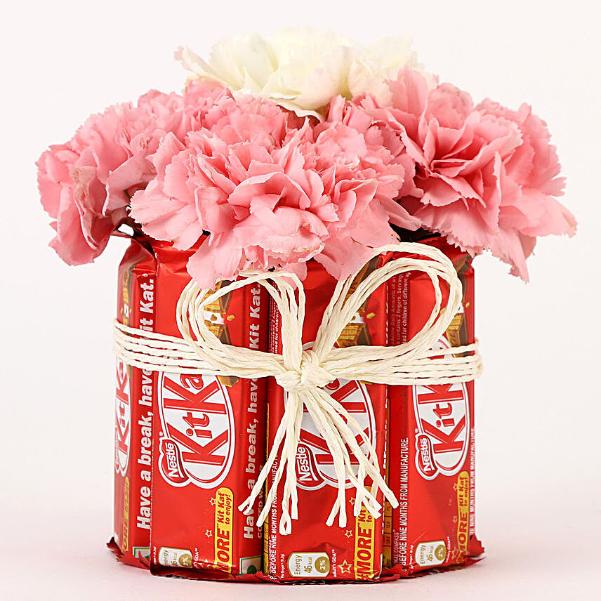 Flower and Chocolate Arrangement:Gift Combos For New Year