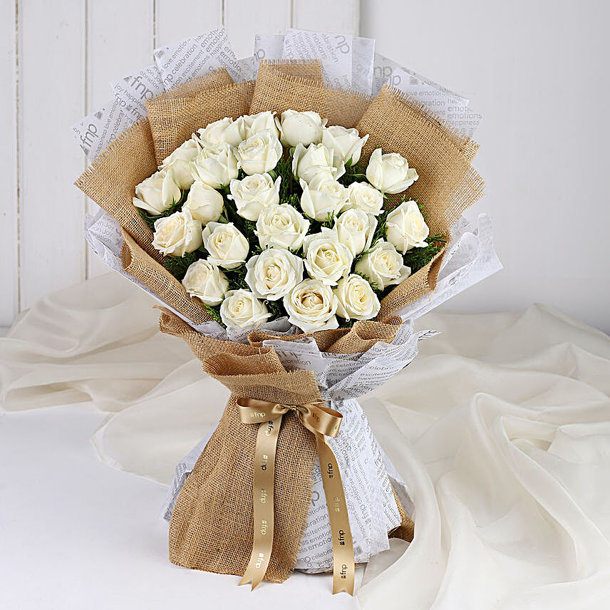 Online White Roses Set Wrapped In Brown Paper:White Flowers