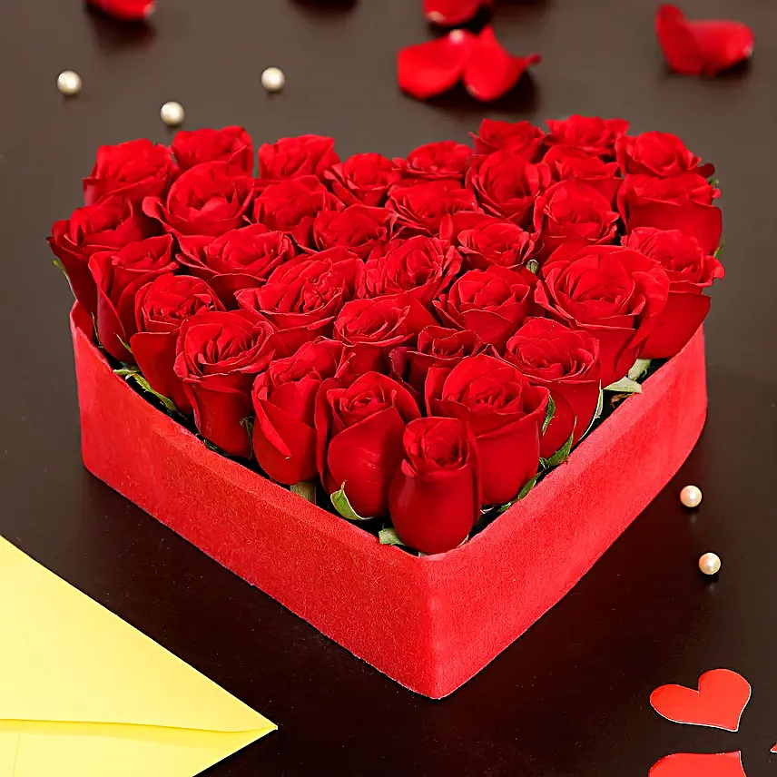 Lovely Roses Arrangement For Wife:Heart Shaped Flowers Arrangement For Valentine's Day