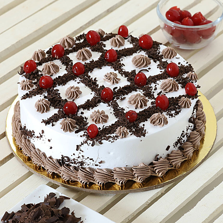 best topping cake online:Black Forest Birthday Cakes
