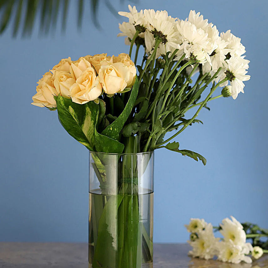 flower in glass vase arrangement:Chrysanthemums