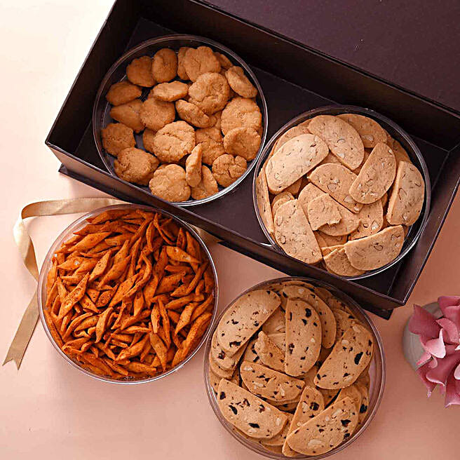 Buy/Send Superb Sweet & Savoury Snacks Hamper Online- FNP