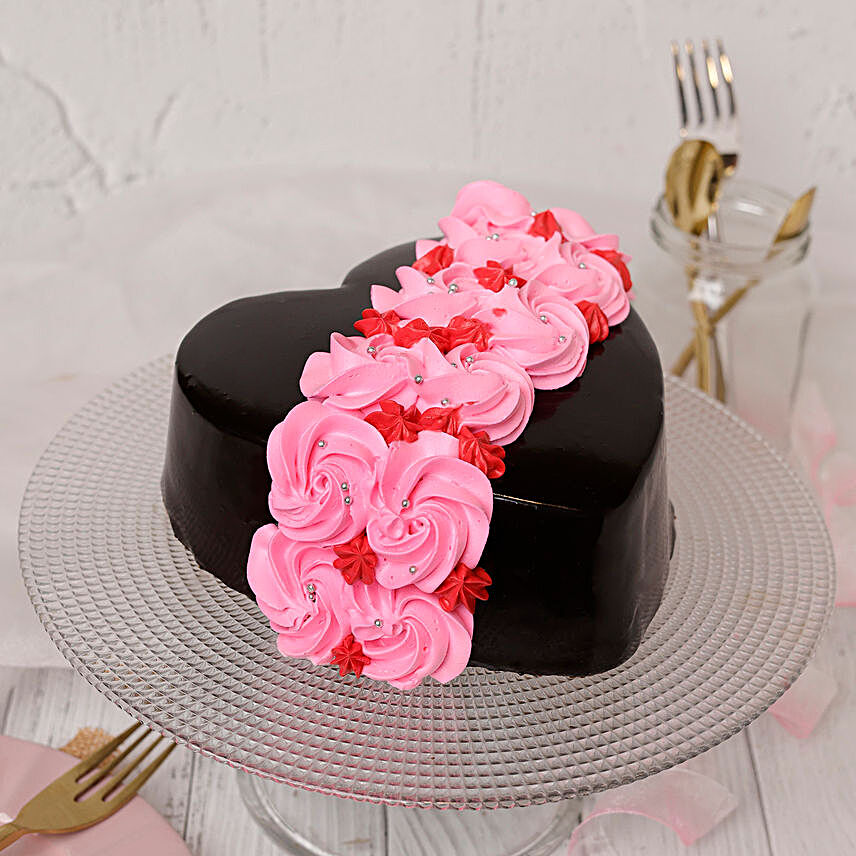 Online Roses On Heart Designer Cake:Send Valentine Chocolate Cake