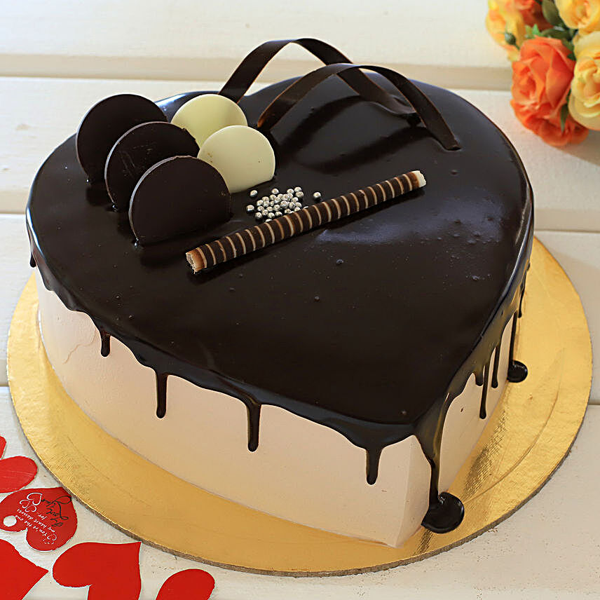 Online creamy Heart shape cake:Send Valentine Gifts to Faridabad