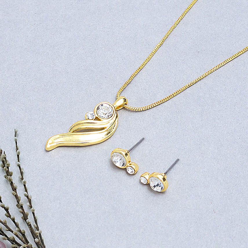 Golden neckpiece with earring:Send Jewellery Gifts
