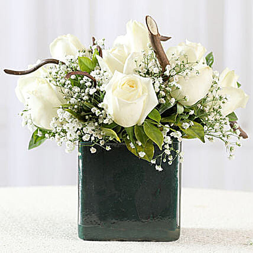 roses arrangement in glass vase