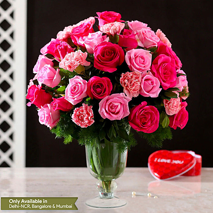 online exclusive roses n carnation glass vase arrangement:Send Wedding Gifts to Delhi