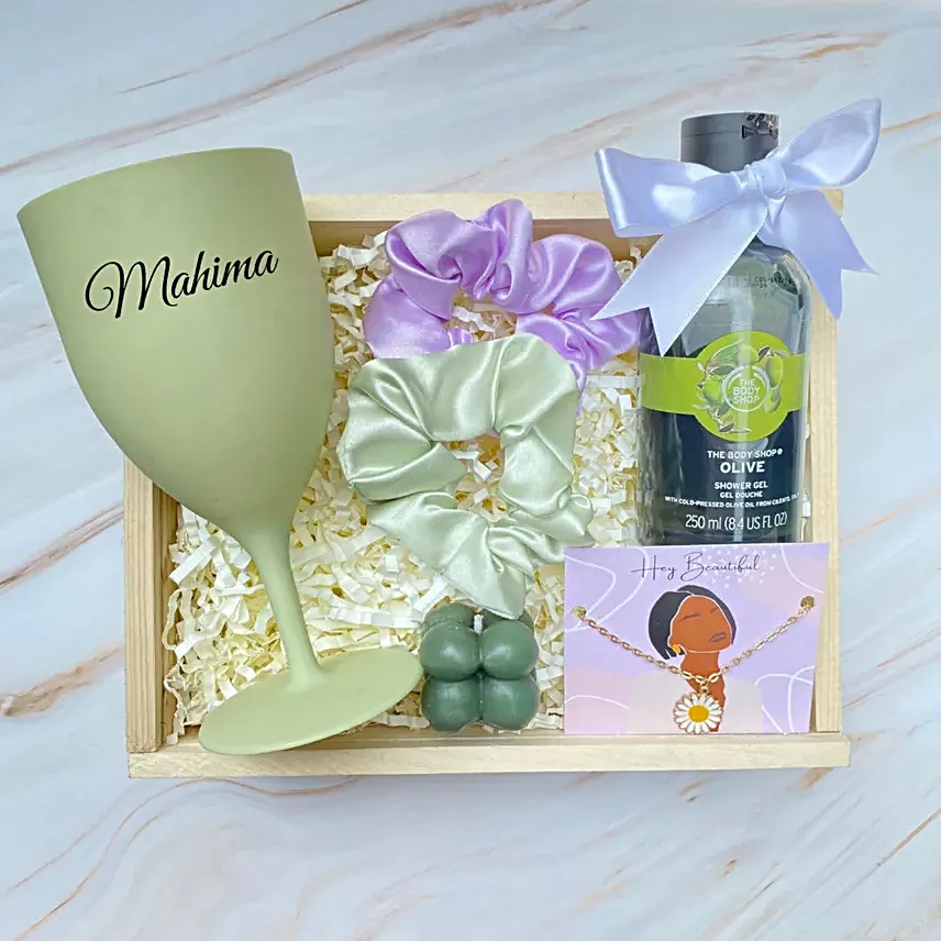 Memorable Gift Hamper For Your Best Friend