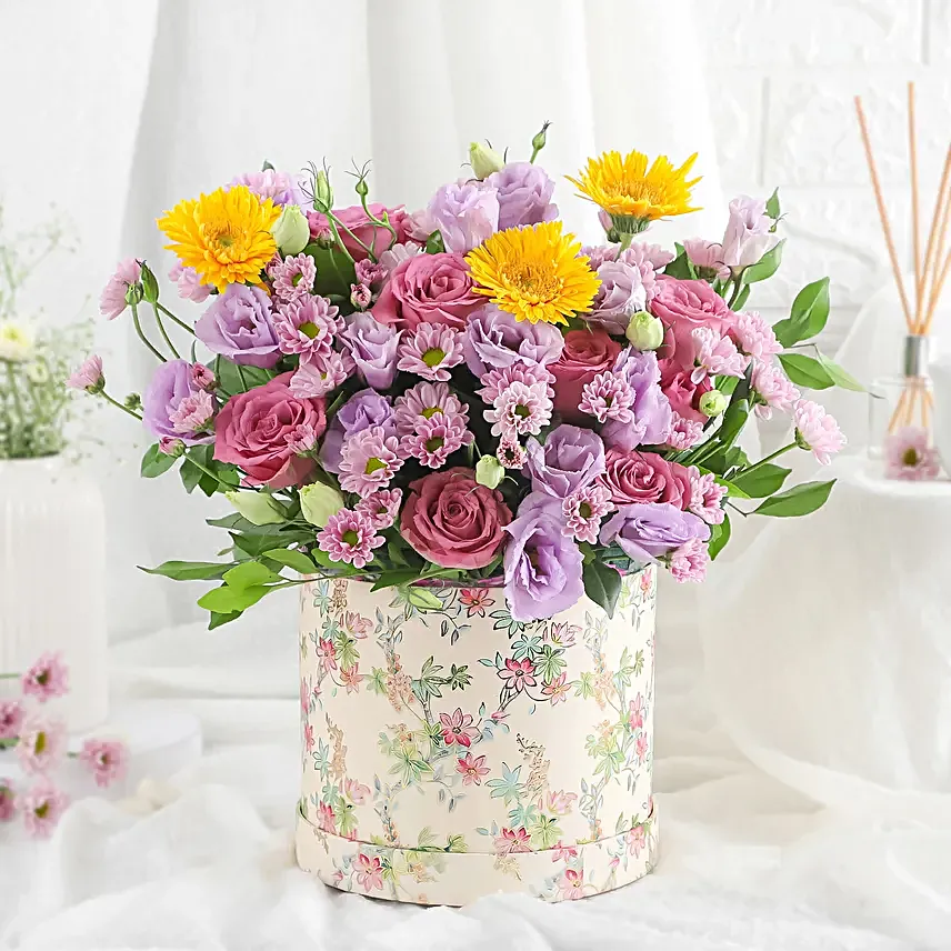 Pretty Grebera N Roses in Floral Box