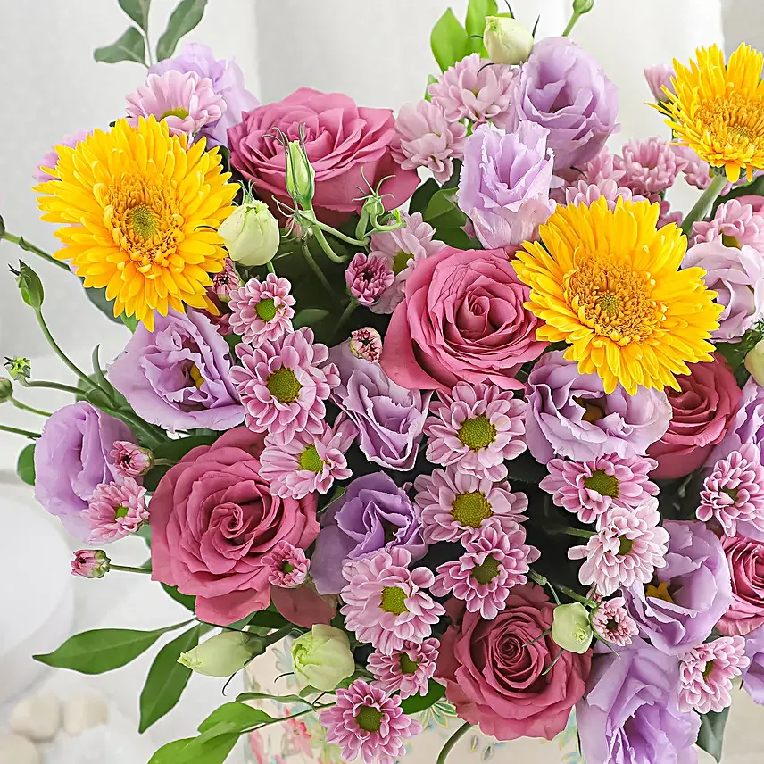 Pretty Grebera N Roses in Floral Box