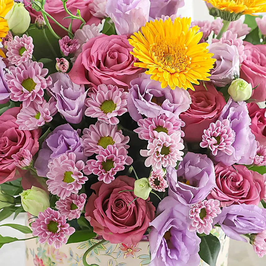 Pretty Grebera N Roses in Floral Box