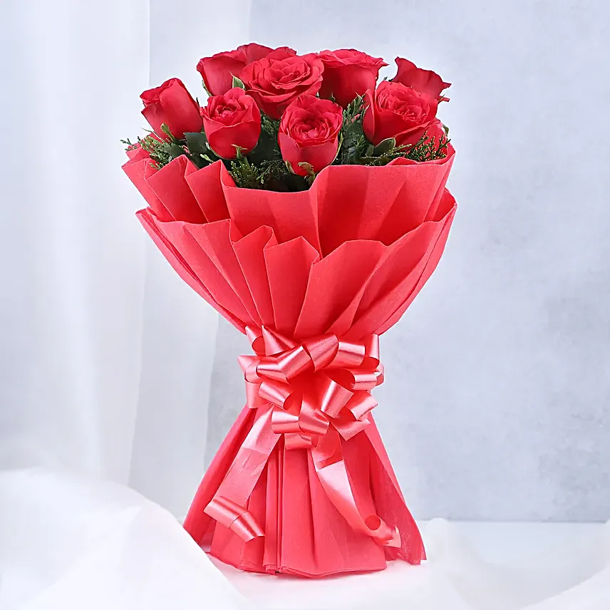 Black Forest & Flowers - Bouquet of 10 beautiful and 500 grams of black forest cake.