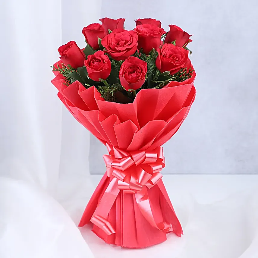 Black Forest & Flowers - Bouquet of 10 beautiful and 500 grams of black forest cake.