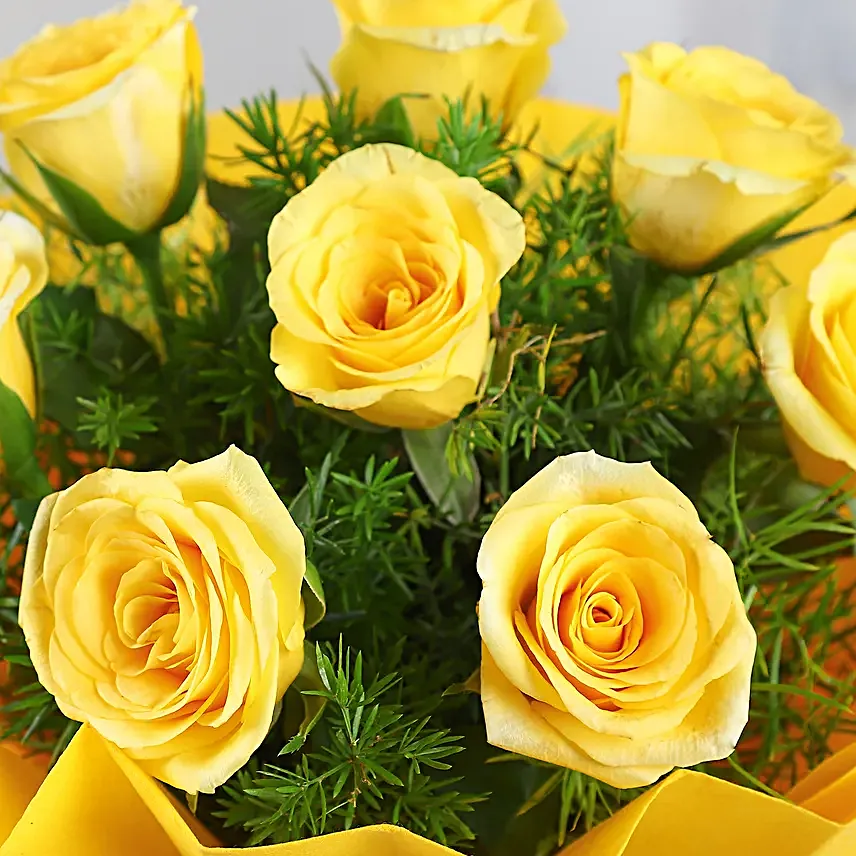Enticing 8 Yellow Roses