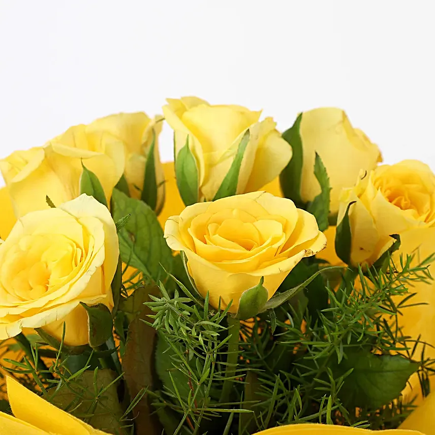 Enticing 8 Yellow Roses
