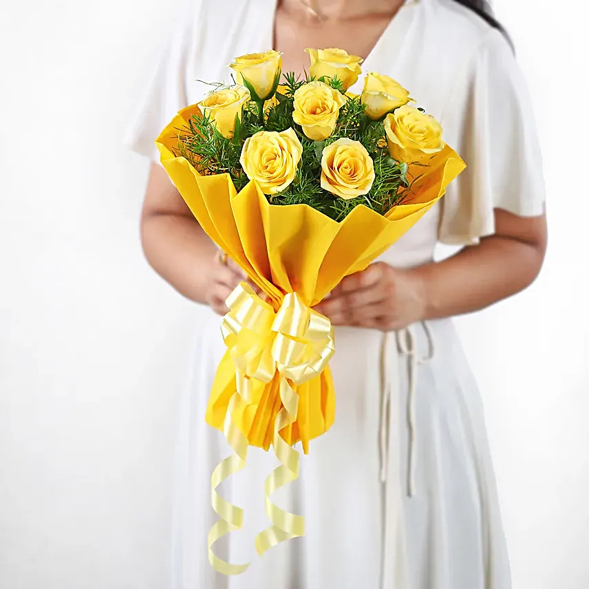 Enticing 8 Yellow Roses