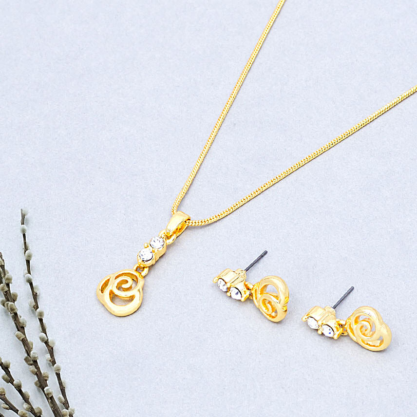 Golden neckpiece with earring