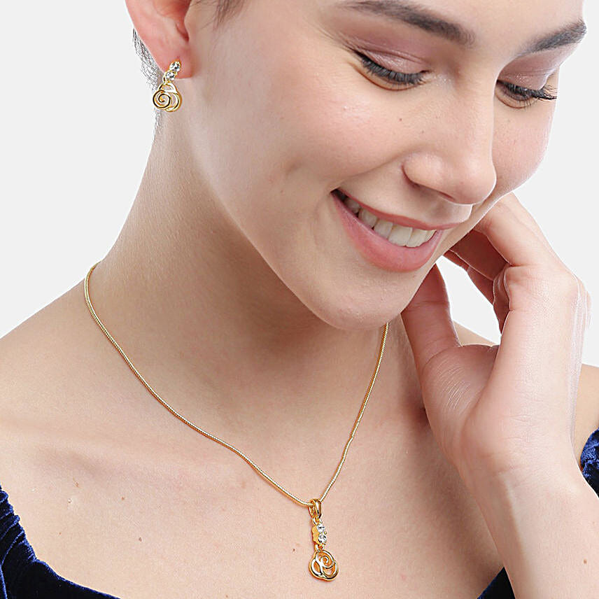 Golden neckpiece with earring