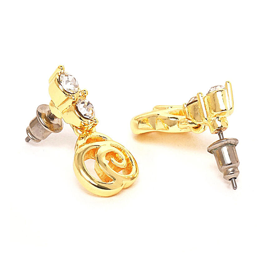 Golden neckpiece with earring
