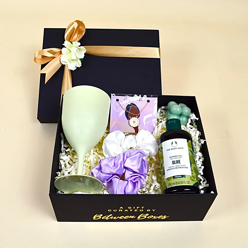 Memorable Gift Hamper For Your Best Friend