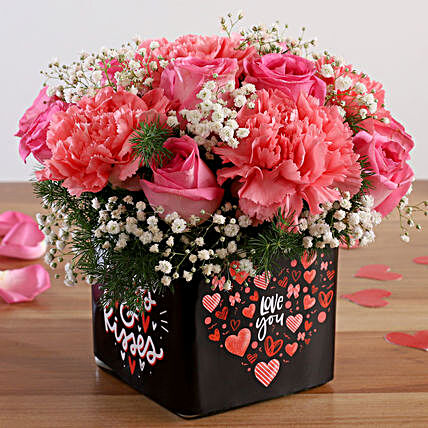 rose n carnation arrangement for valentine:Mixed Flowers