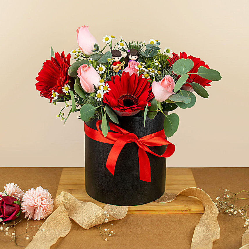 Pink Roses And Red Gerberas Black Round Box:Gerberas