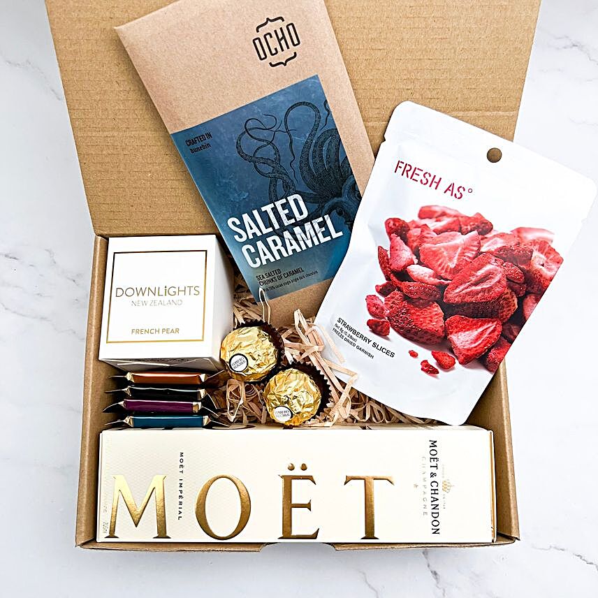 Champagne N Treats Gift Box:Christmas Gifts Delivery In New Zealand