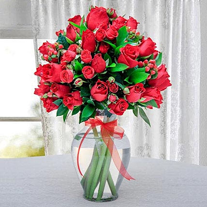 Bunch of Red Roses in Glass Vase OM