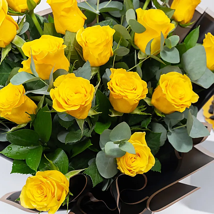 Lovely Yellow Roses Bouquet with Cream Cake