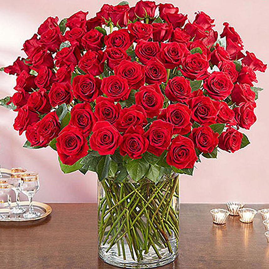 100 Red Roses In A Glass Vase:Romantic Gifts to Saudi Arabia