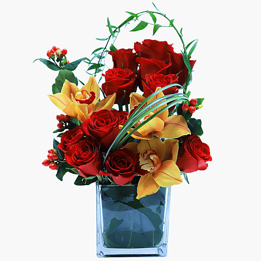 Charming Flowers Vase Arrangement For BAE:Valentine's Day Rose Delivery in Singapore