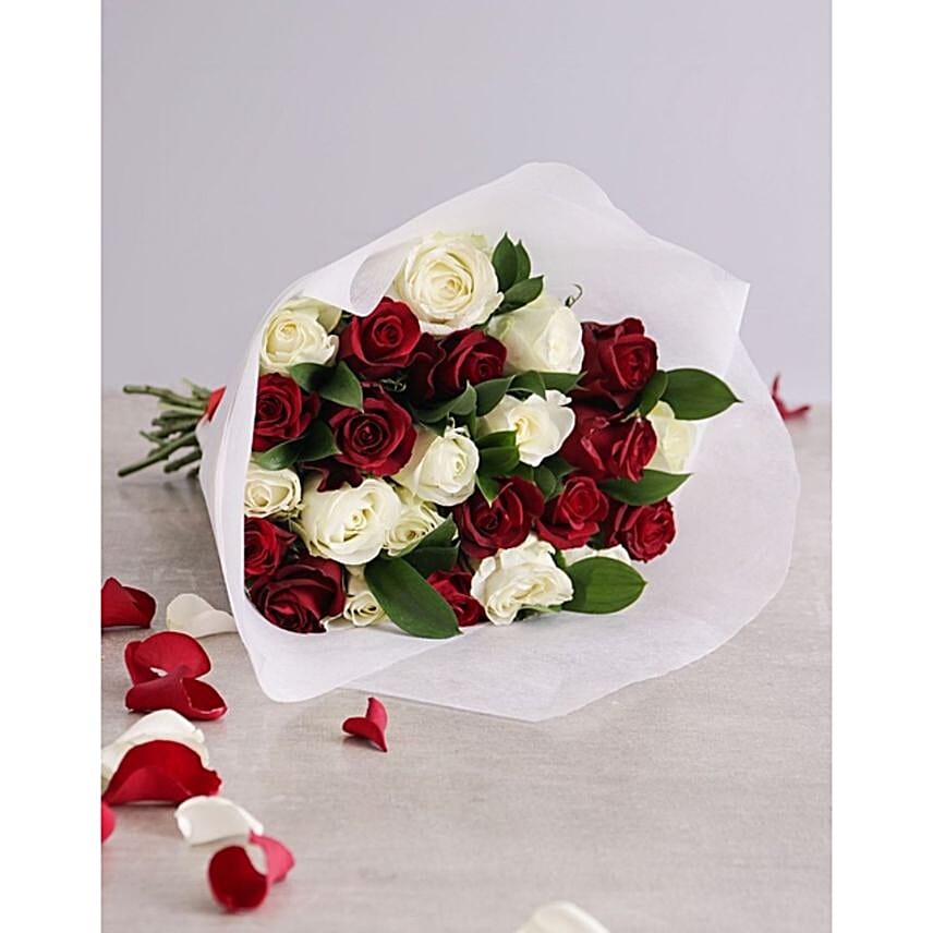 White And Red Rose Bouquet 12 Roses