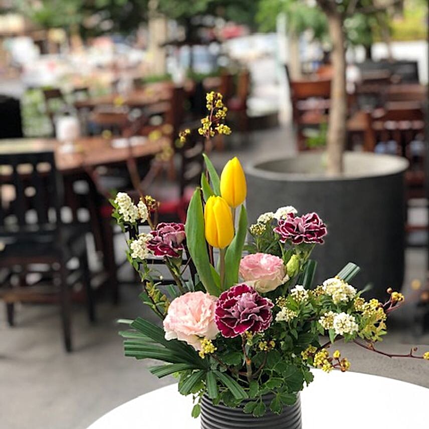 Elegant Mixed Flowers Arrangement