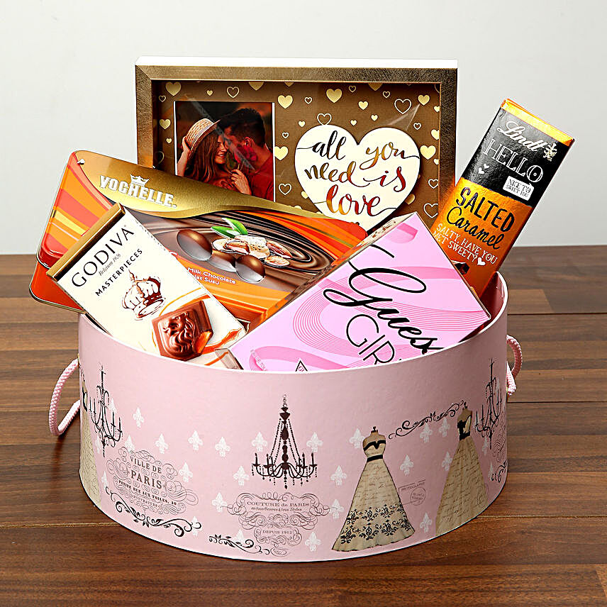 Luxurious Chocolates In Round Board Box