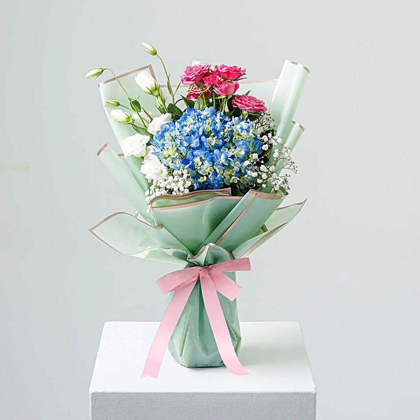 Appealing Roses N Hydrangea Bouquet:Womens Day Gifts to UAE