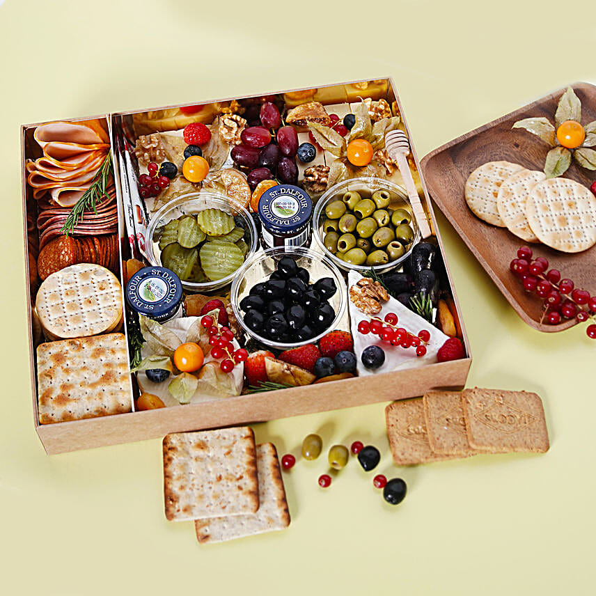 Medium Cheese Box with Condiments