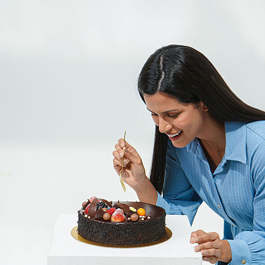 Fudge Cake:Midnight Gift Delivery in UAE
