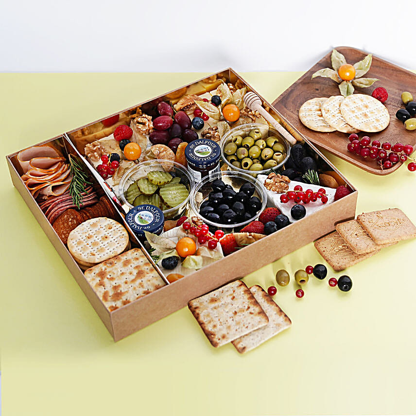 Small Cheese Box with Condiments
