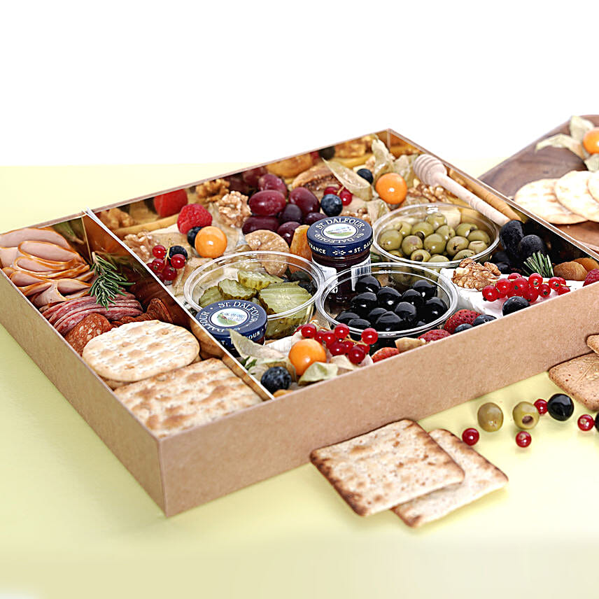 Small Cheese Box with Condiments